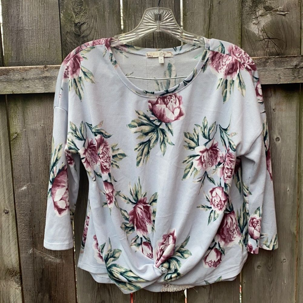 True Self floral top sz. M
